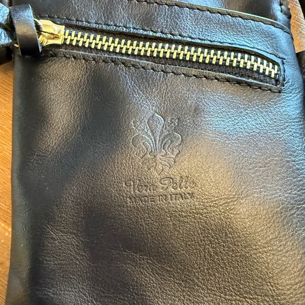 Black Leather Crossbody Bag with Gold Accents by Vera Pelle Like New - Picture 3 of 9